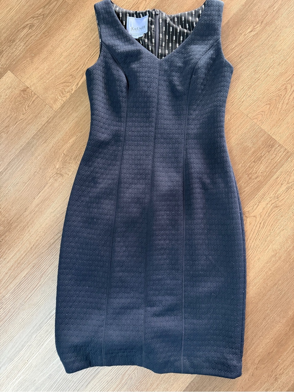 Kay Unger Navy Textured V‑Neck Sheath Dress